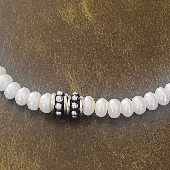Modern 17” freshwater pearl necklace with Sterling Silver magnetic clasp. - Picture 2 of 3